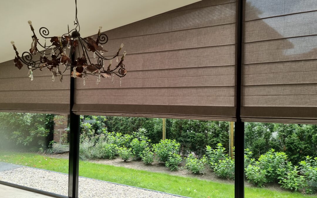 Schuine vouwgordijnen