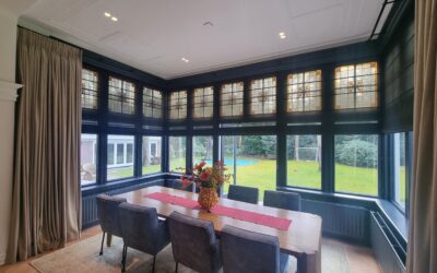 Vouwgordijnen bij glas in lood ramen