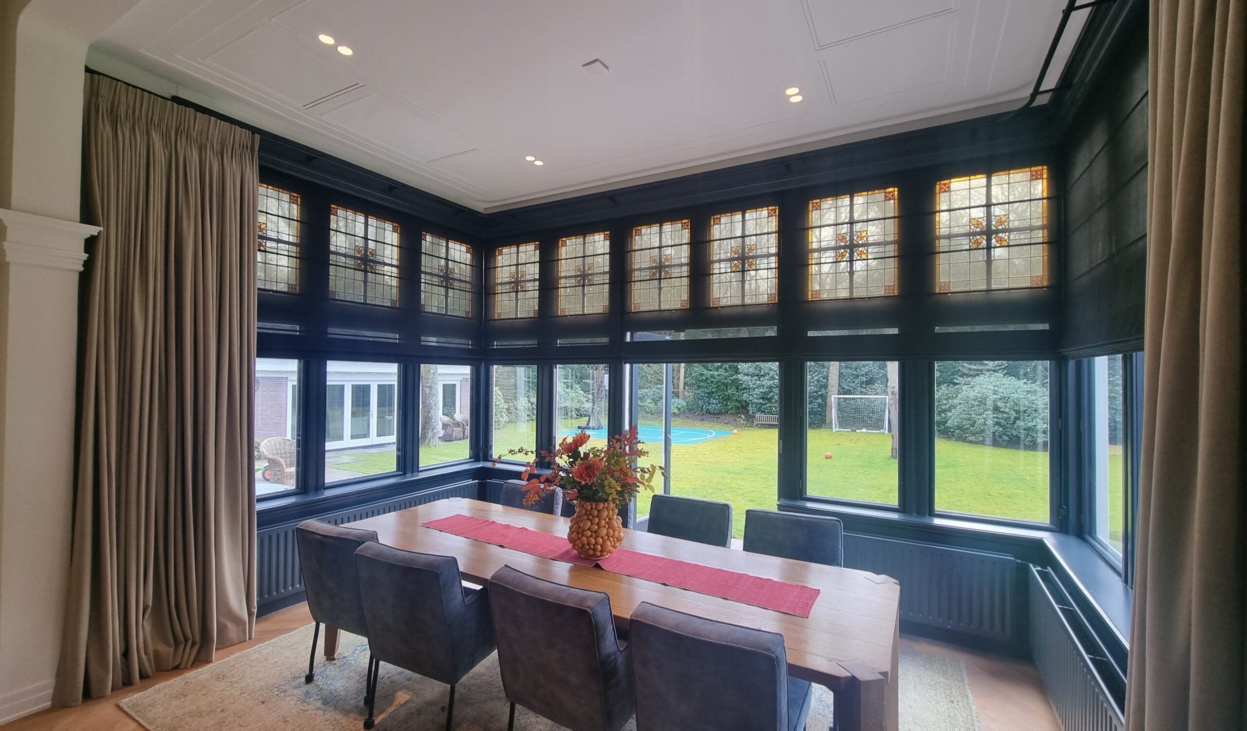Vouwgordijnen bij glas in lood