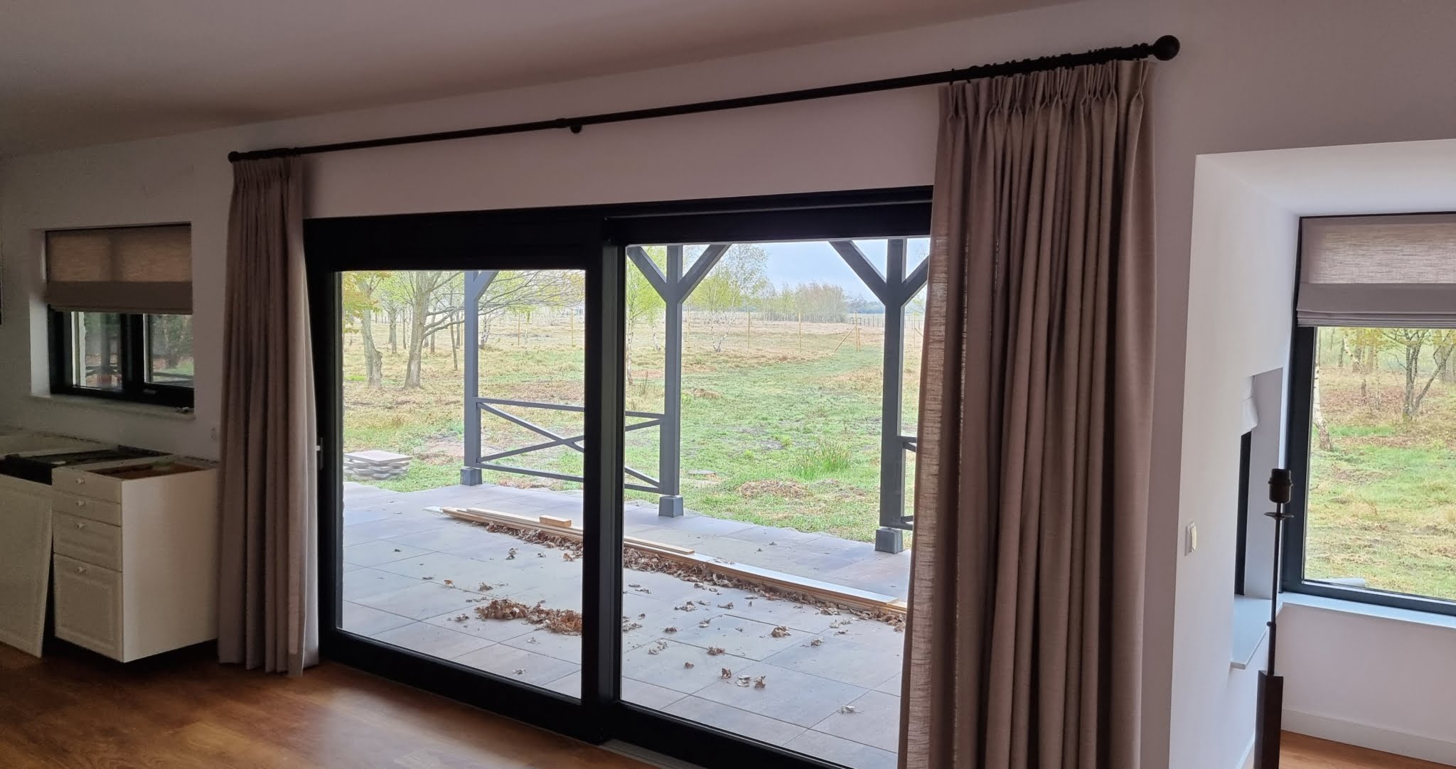 Vouwgordijnen-met-gordijnen-aan-roede Zwarte gordijnroede met gordijnen
