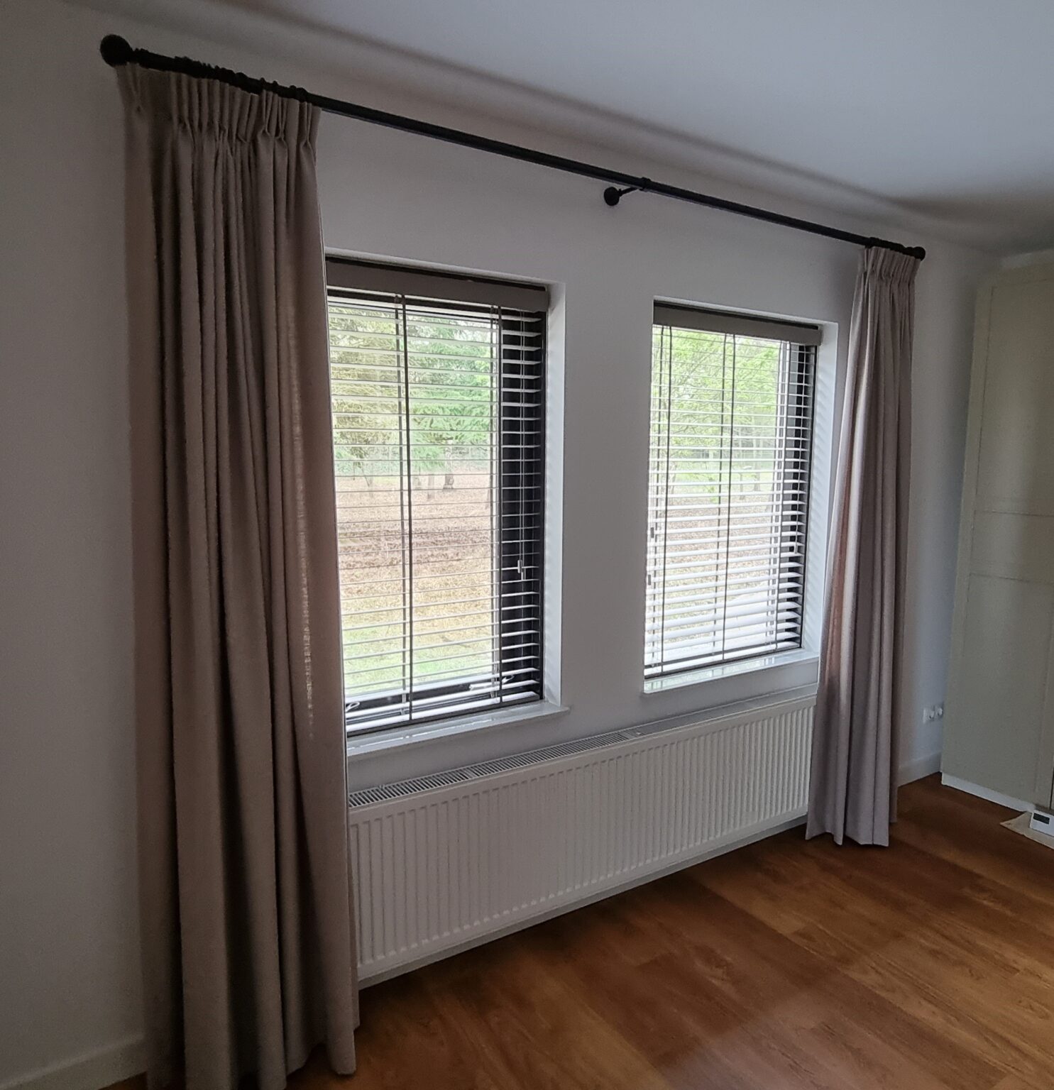 Umbra Chroma, 7/8 verstelbare spanning gordijnroede, strekt zich uit van 36-54, nikkel