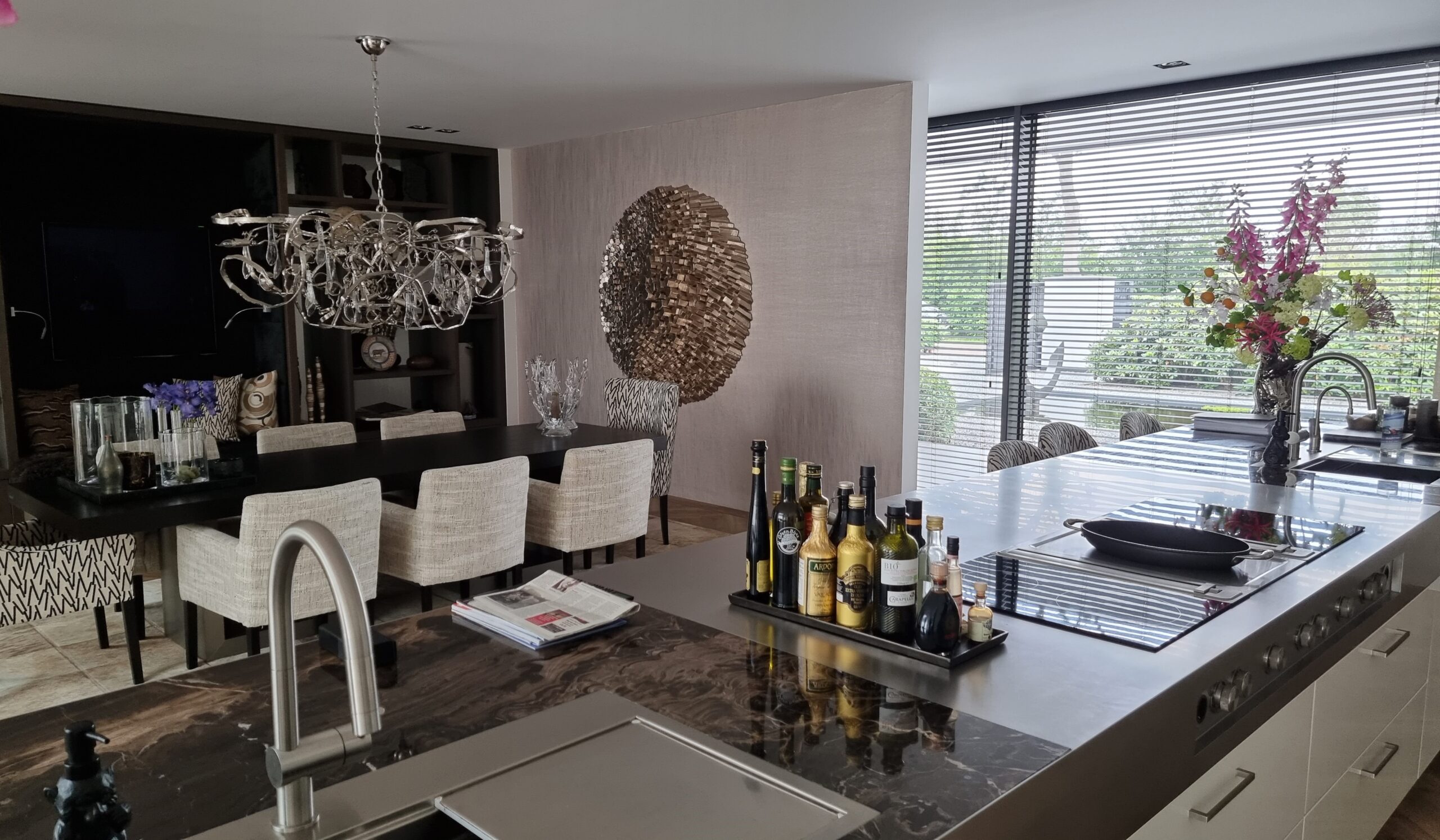 Zwarte houten jaloezieën